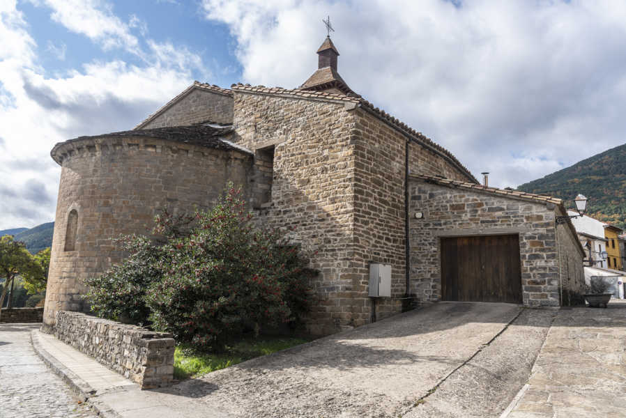 Huesca - Biescas 8 - parroquia del Salvador.jpg